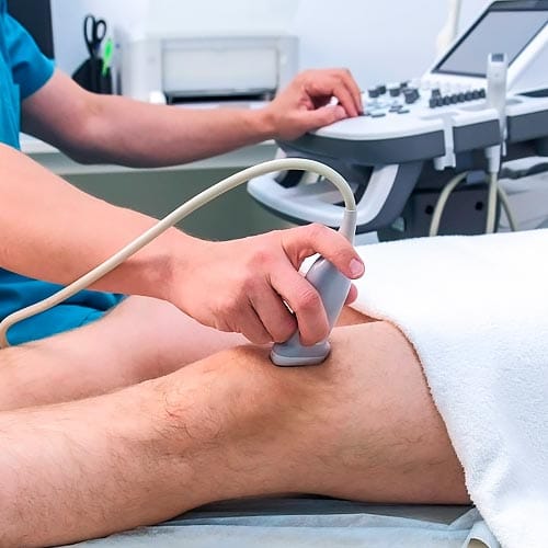 Primer plano de una ecografía musculoesquelética de la rodilla.